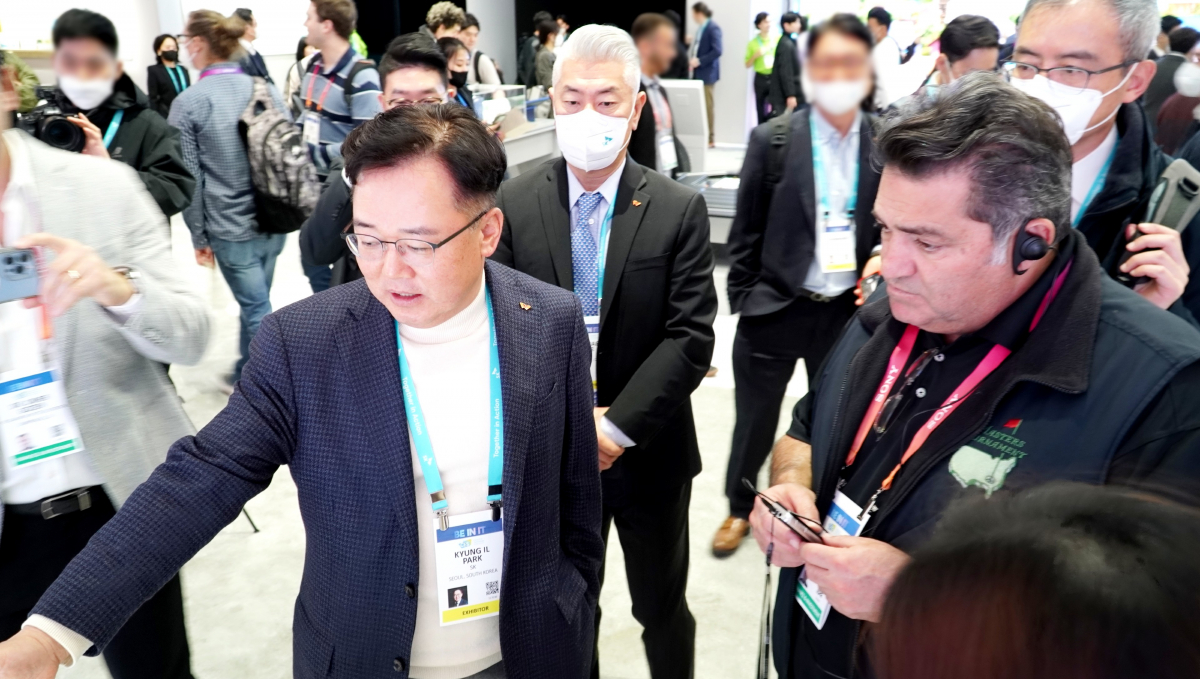 ▲박경일 SK에코플랜트 사장(앞줄 왼쪽 첫번째)과 사이드 아미디(Saeed Amidi) 플러그앤플레이 CEO(앞줄 왼쪽 두번째)가 CES 전시장 내 SK에코플랜트 코너를 함께 둘러보고 있다 (자료제공=SK에코플랜트)