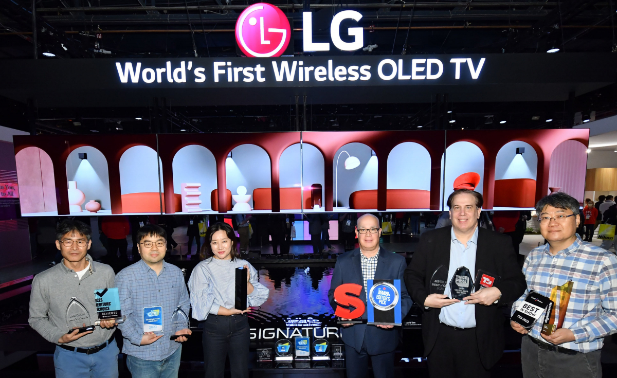 ▲세계 최초로 4K·120Hz 무선 전송 솔루션을 탑재한 'LG 시그니처 올레드 M'이 CES 2023의 공식 어워드에서 최고 제품으로 선정됐다. 또 LG전자의 다양한 혁신 제품들이 CES 2023에서 총 166개의 어워드를 받으며 뛰어난 기술력을 인정받았다. (사진제공=LG전자)