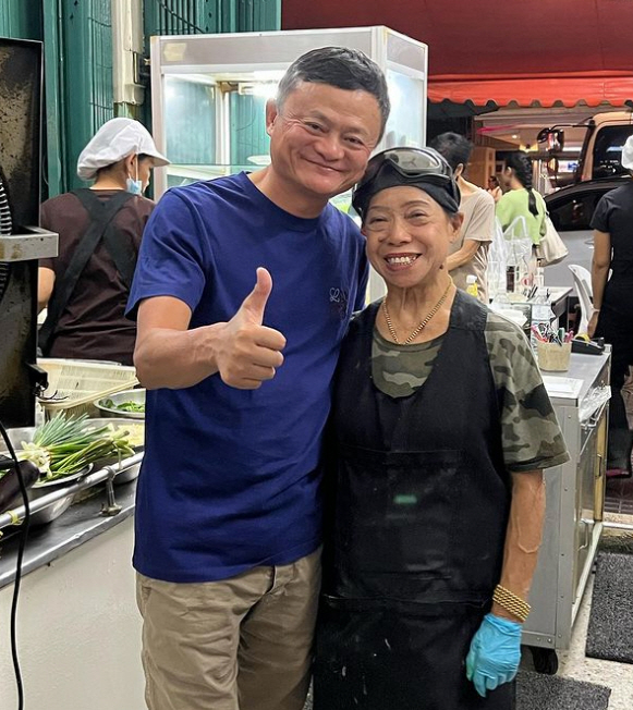 ▲태국 방콕에 있는 제이파이 레스토랑을 방문한 마윈(왼쪽) 알리바바그룹 설립자가 웃고 있다. 출처 제이파이 인스타그램 캡처
