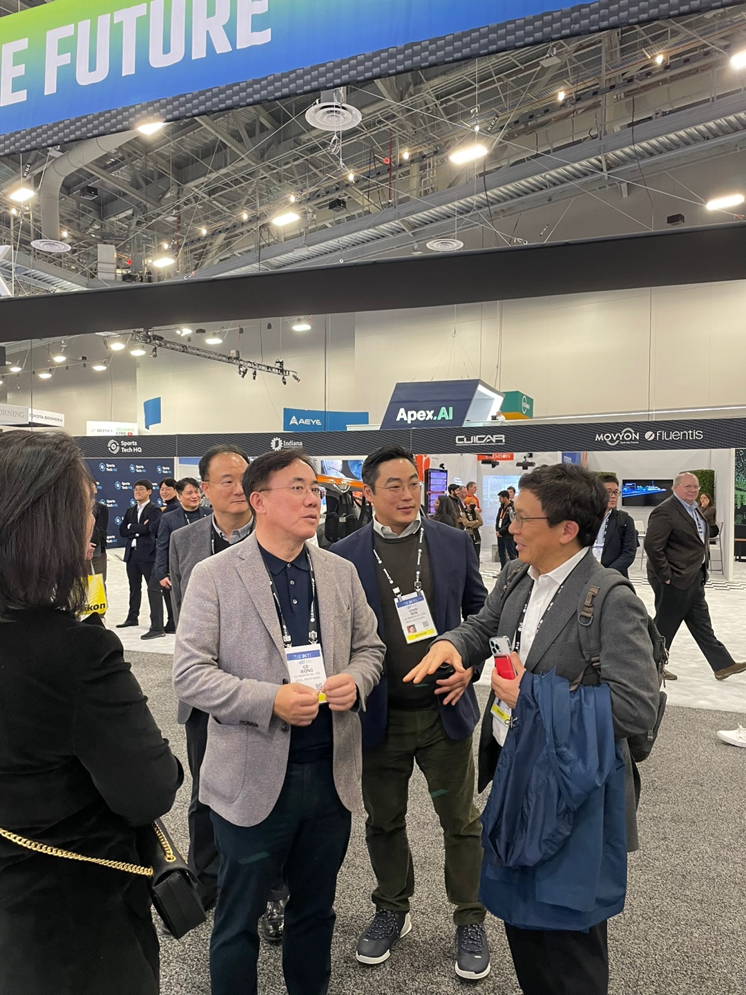 ▲정철동 LG이노텍 사장(왼쪽)이 CES 2023에 마련된 LG이노텍 전시관 앞에서 관계자와 이야기를 나누고 있다. (강태우 기자 burning@)