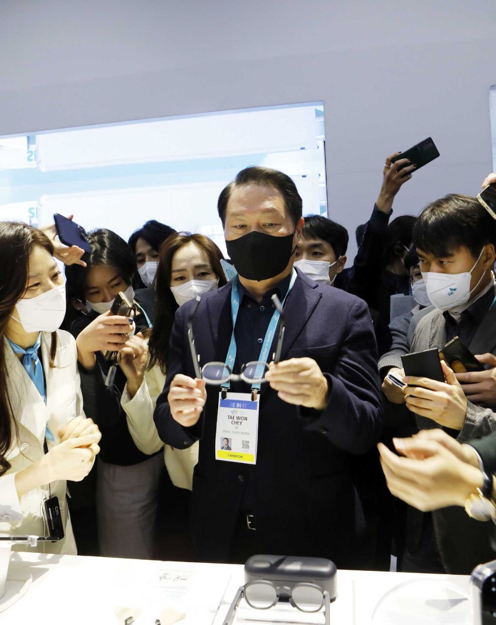 ▲최태원 SK 그룹 회장이 'CES 2023' 이틀째인 6일(현지시간) 미국 라스베이거스 컨벤션센터(LVCC) 중앙홀의 SK 전시관을 찾아 SK바이오팜이 개발한 디지털 헬스기기 제로 글래스를 착용해 보고 있다.
 (사진제공=SK그룹)