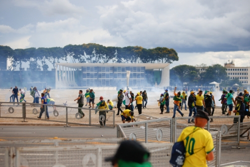 ▲자이르 보우소나루 브라질 전 대통령 지지자들이 8일(현지시간) 의회에서 시위를 벌이고 있다. 브라질리아(브라질)/로이터연합뉴스
