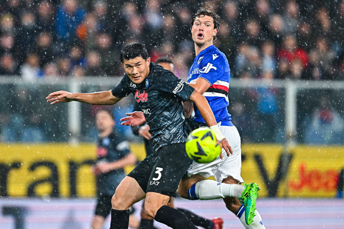 ▲삼프도리아와 경기에서 공을 다투는 나폴리 수비수 김민재(EPA연합뉴스)
