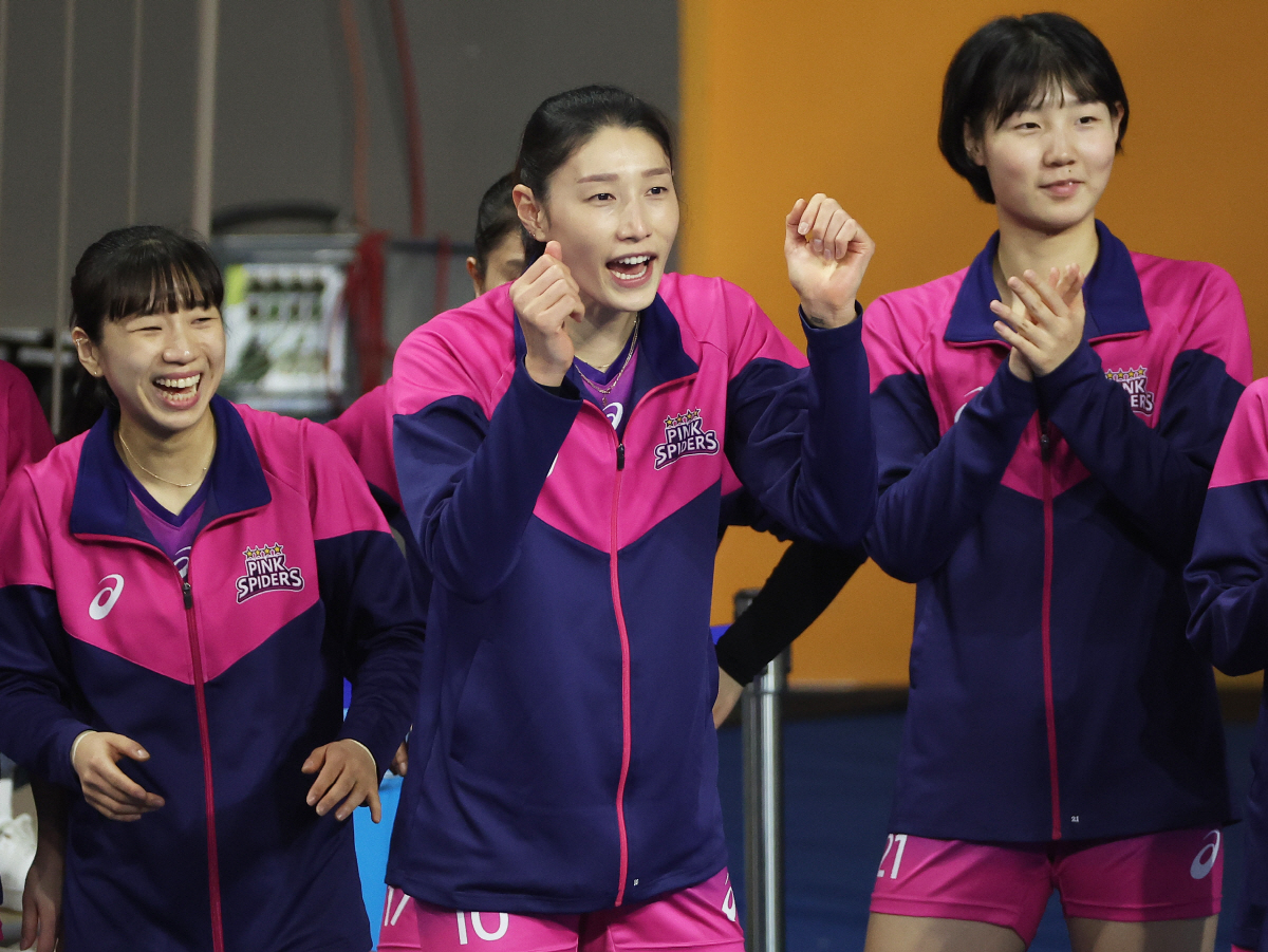 ▲8일 경기도 화성종합경기타운 실내체육관에서 열린 프로배구 V리그 여자부 IBK기업은행 알토스와 흥국생명 핑크스파이더스의 경기. 흥국생명 김연경이 웜업존에서 선수들을 응원하고 있다. (연합뉴스)