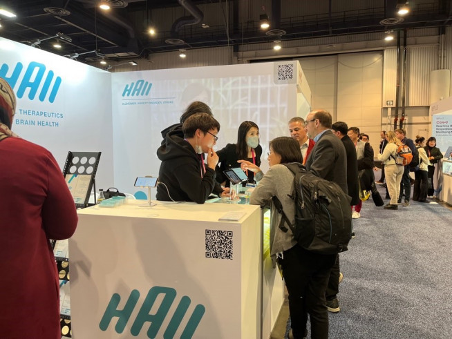 ▲미국 라스베이거스에서 열린 CES 2023 하이의 부스를 참가자들이 둘러보고 있다. (사진제공=하이)