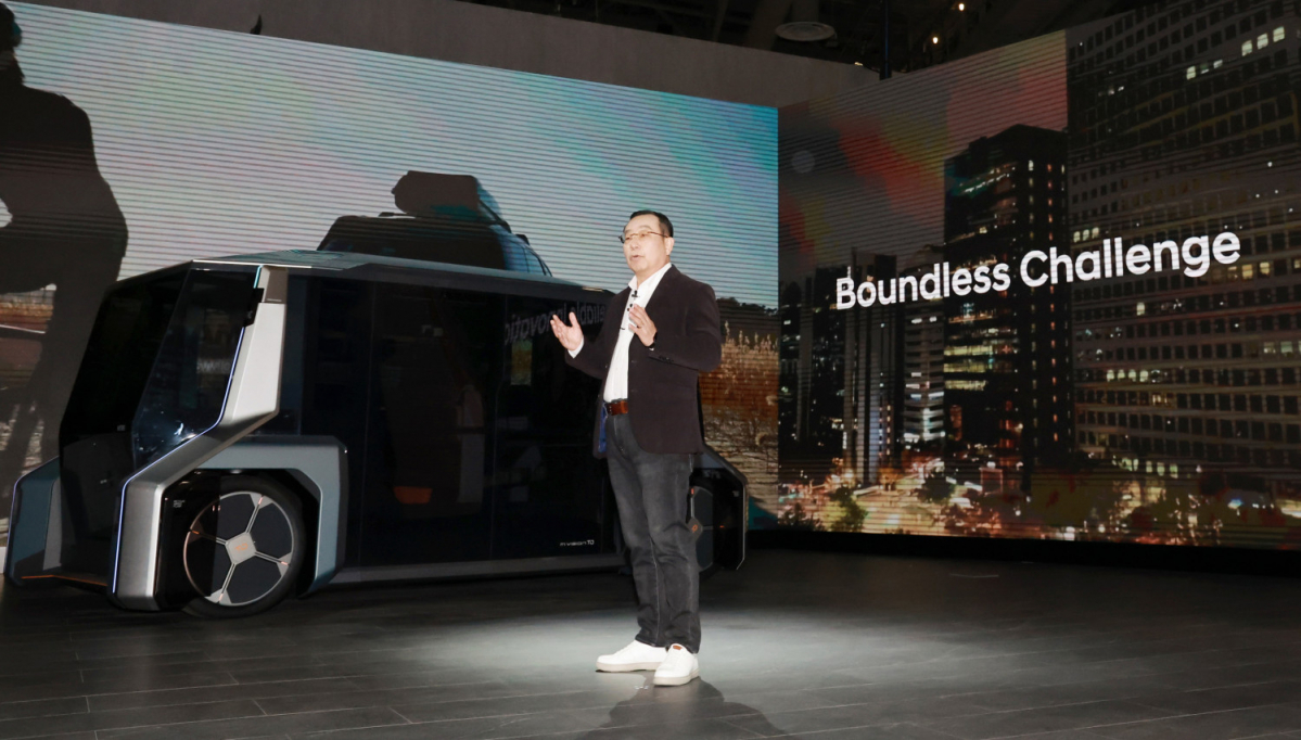 ▲CES 2023 개막일인 5일(현지시간) 미국 네바다주 라스베이거스 컨벤션 센터 웨스트 홀 현대모비스 전시관에서 열린 미디어 쇼케이스에서 조성환 현대모비스 대표이사가 목적 기반 모빌리티(PBV) 콘셉트 M.VISON TO와 함께 서서 발언하고 있다.  (사진제공=현대모비스)