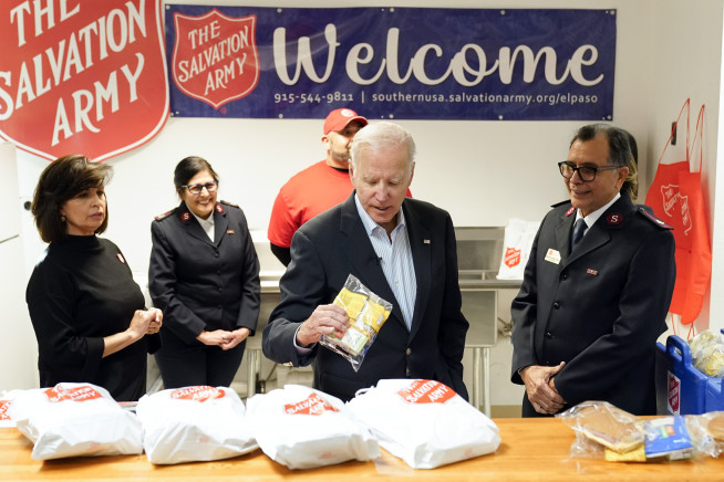 ▲조 바이든 미국 대통령이 8일(현지시간) 미국 텍사스주 엘파소 이주지원서비스센터에서 이민자들에게 지원하는 음식을 살펴보고 있다. 엘파소(미국)/AP연합뉴스
