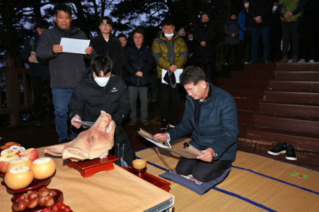 ▲진현기 신동아건설 대표가 7일 양양 죽도정에서 임직원을 대표해 수주‧안전기원제 축문을 낭독하고 있다. (사진제공=신동아건설)