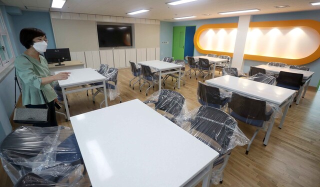 ▲창원교육지원청 간부 공무원이 지난해 8월31일 경남 창원시 성산구 창원상남초등학교 늘봄 2호 교실을 점검하고 있다. 초등학교 거점통합 돌봄센터인 ‘늘봄 2호'는 9월 1일 개관한다. (연합뉴스)