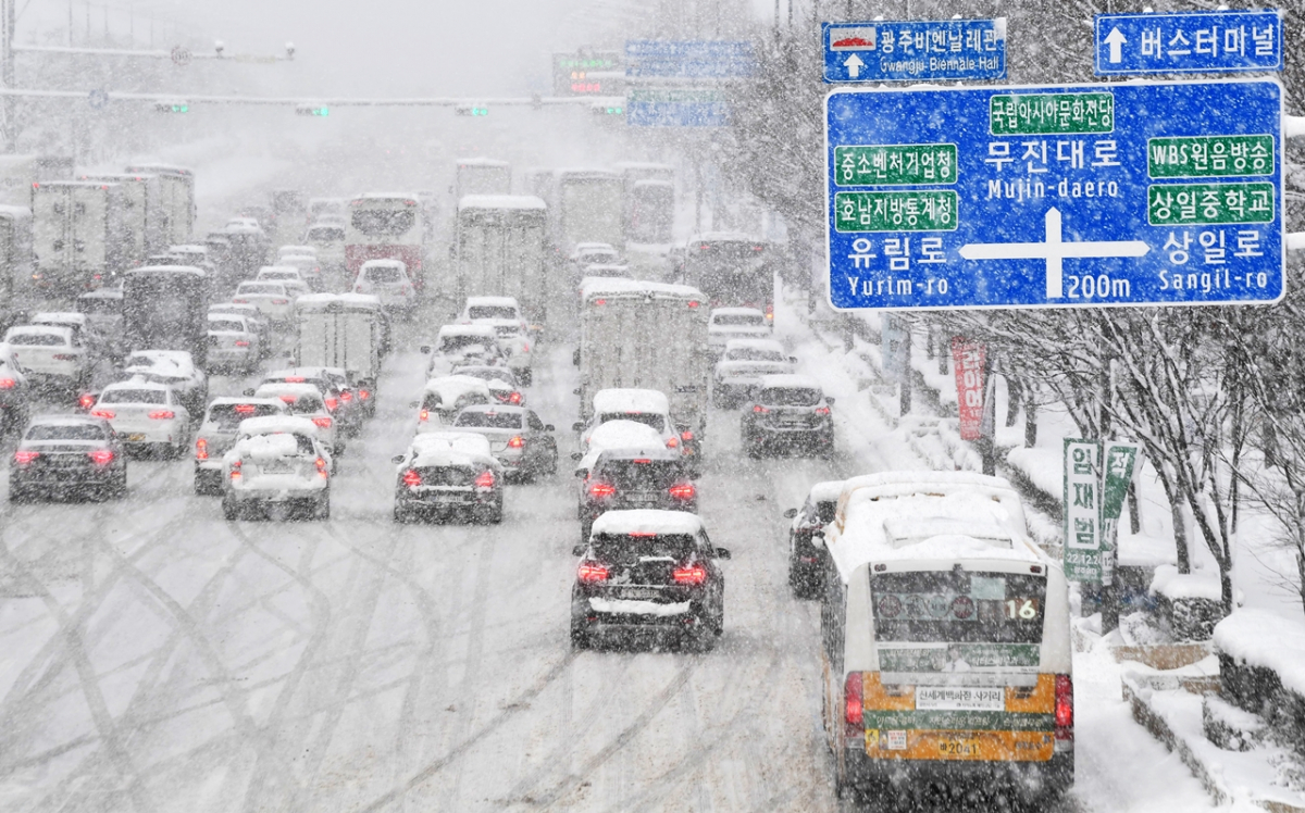 ▲광주·전남 일부 지역에 대설 경보가 내려진 지난해 12월 23일 광주 서구 무진대로를 지나는 차량들이 서행하고 있다. (뉴시스)