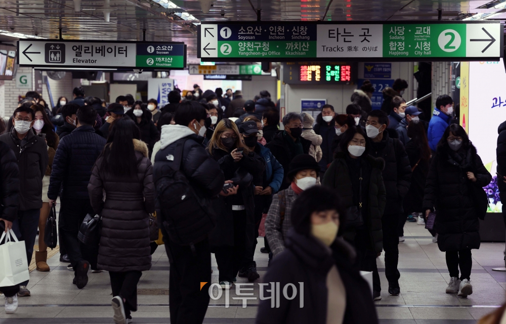 ▲서울교통공사가 출근시간대 주요 지하철역에서 승객 이동 안내・안전사고 예방 등의 업무를 수행하는 ‘지하철 혼잡도 안전도우미’ 190명을 이달 12일부터 모집한다. 신태현 기자 holjjak@