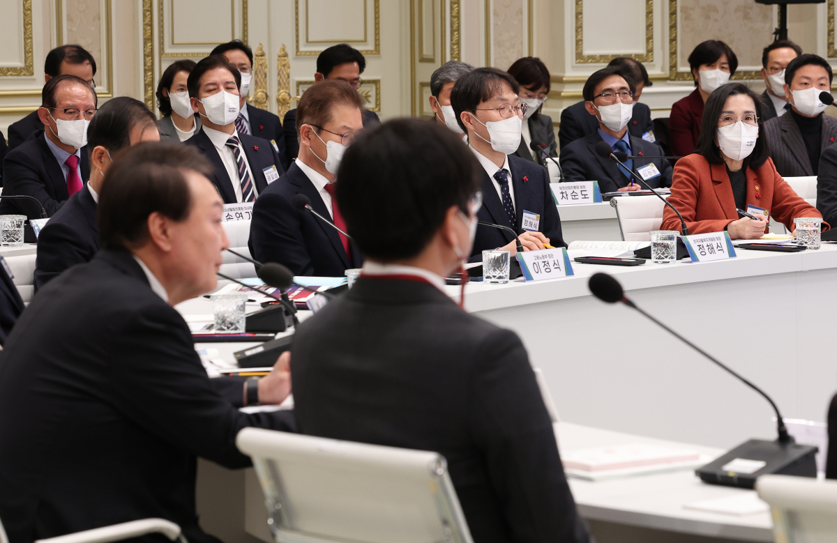 ▲김현숙 여성가족부 장관이 9일 청와대 영빈관에서 열린 보건복지부ㆍ고용노동부ㆍ여성가족부ㆍ식품의약품안전처ㆍ질병관리청에 대한 업무보고에서 윤석열 대통령의 발언을 경청하고 있다. (연합뉴스)