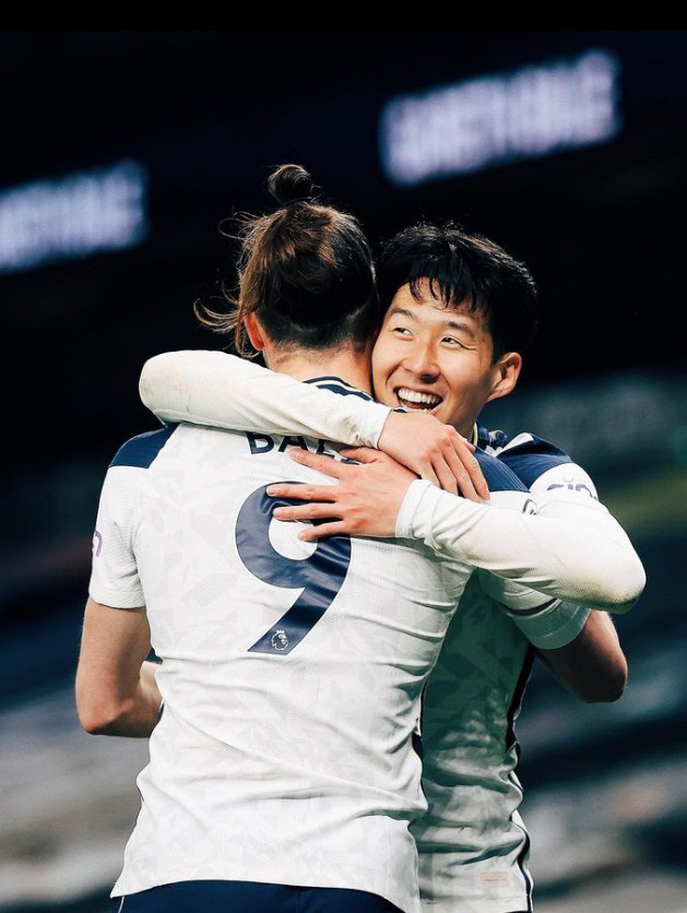 ▲손흥민이 응원과 함께 자신의 인스타그램에 게재한 사진. 가레스 베일과 손흥민이 포옹하고 있다.(출처=손흥민 인스타그램 캡처)
