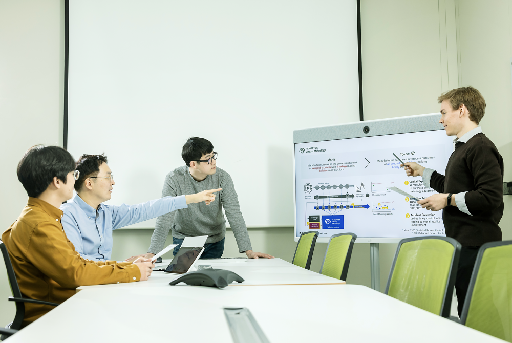 ▲(왼쪽부터) 판옵테스 VM의 개발 방향을 설명하는 정현경 TL, 임동균 매니저, 노도형 TL, Simon (사진제공=SK하이닉스)