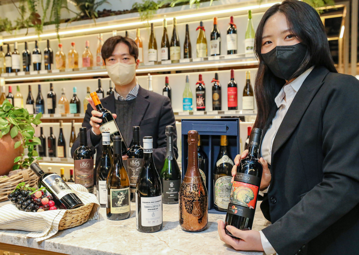 ▲ 서울시 강남구 현대백화점 무역센터점 지하1층 와인웍스 매장에서 직원들이 '설 명절 프리미엄 와인 선물세트'를 소개하고 있다. (사진제공=현대백화점)