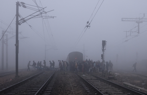 ▲인도 뉴델리 기차 선로를 사람들이 건너고 있다. 뉴델리(인도)/로이터연합뉴스 
