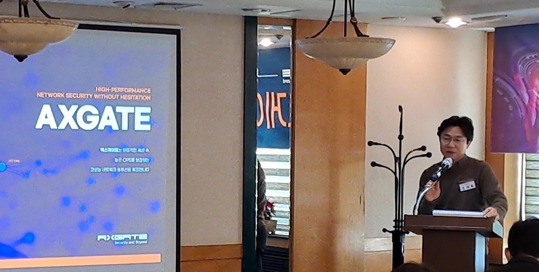 ▲김태화 엑스게이트 부사장이 기자간담회에서 사업 현황 및 전략을 발표하고 있다. (사진제공=엑스게이트)