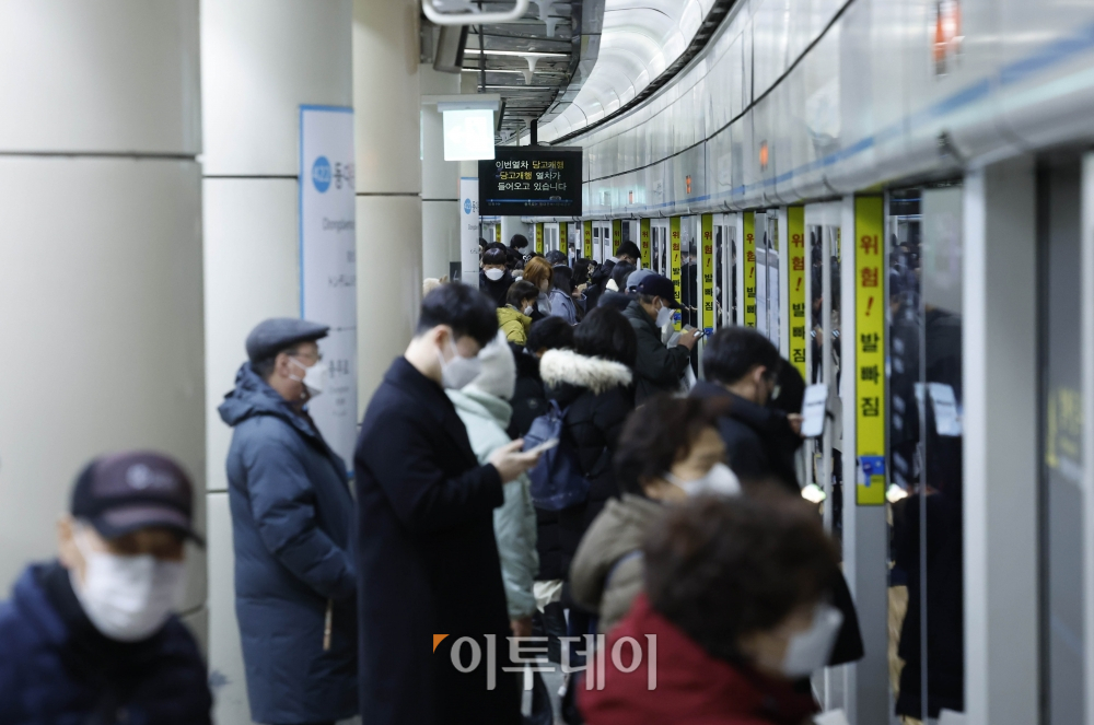 ▲서울교통공사와 전국장애인차별철폐연대(전장연)가 지하철 시위를 둘러싸고 소송전을 이어간다. 오세훈 서울시장과 전장연의 만남은 면담 일정과 방식에 이견을 좁히지 못해 확정되지 못한 상황이다. 조현호 기자 hyunho@