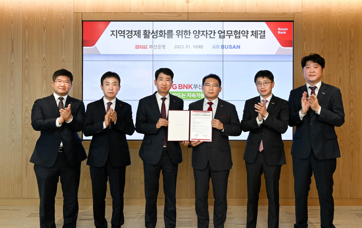 ▲10일 부산은행 본점 18층 대회의실에서 열린 업무협약식에서 마호진 영업본부장(가운데 우측)과 정영준 부산은행 고객지원그룹장(가운데 좌측)을 비롯한 양사 직원들이 기념촬영을 하고 있다.  (사진제공=에어부산)