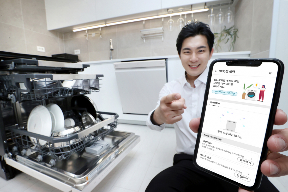 ▲LG전자 모델이 디오스 식기세척기 UP가전 업그레이드를 소개하고 있다.  (제공=LG전자)