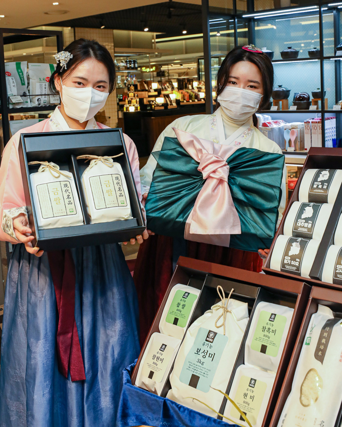 ▲서울시 강남구 현대백화점 무역센터점 지하1층 현대쌀집 매장에서 직원들이 다양한 상품을 소개하고 있는 모습. (사진제공=현대백화점)