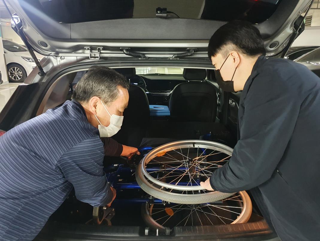 ▲강서구민들이 '찾아가는 재활보조기구 서비스'를 이용하고 있다. 
 (사진제공=강서구)