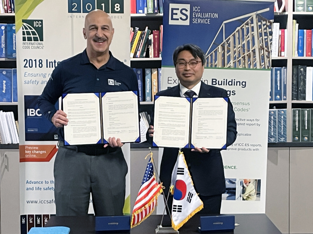 ▲김현철 KTR 원장(오른쪽)이 샤힌 모이니안 ICC-ES 원장과 인증 심사 상호인정을 위한 위임계약을 체결하고 기념촬영을 하고 있다. (사진제공=KTR)