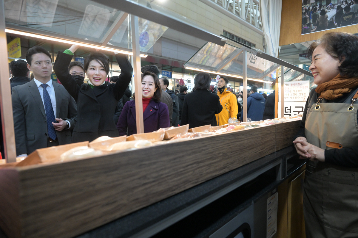 ▲김건희 여사가 상인에게 손하트를 만들어 보이고 있다.
(연합뉴스)