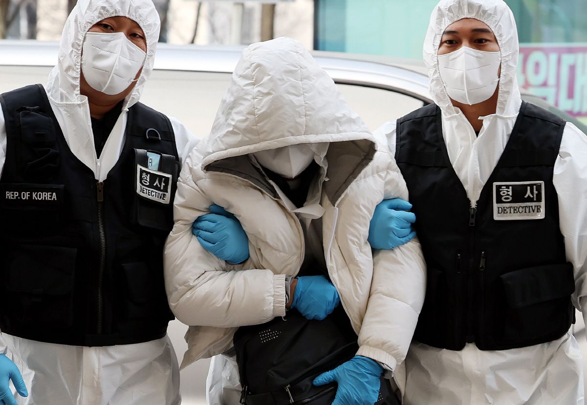 ▲호텔에 격리되는 도주 중국인 확진자(연합뉴스)