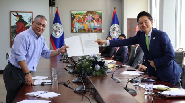 ▲장성민 대통령실 미래전략기획관이 2030 부산세계박람회 유치를 위해 9일(현지시간) 중앙아메리카에 위치한 밸리즈에도착, 존 브리세뇨 총리를 예방하고 있다. (연합뉴스)