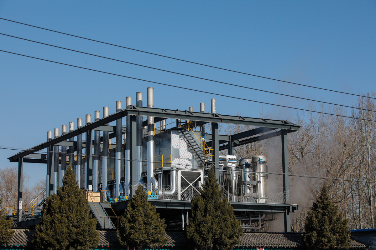 ▲4일 중국 베이징의 한 화장장 굴뚝에서 연기가 나오고 있다. 베이징에서는 최근 코로나19 사망자가 급증해 영안실과 화장장 등 장례 시스템이 사실상 마비상태에 처해 있다.(EPA연합뉴스)