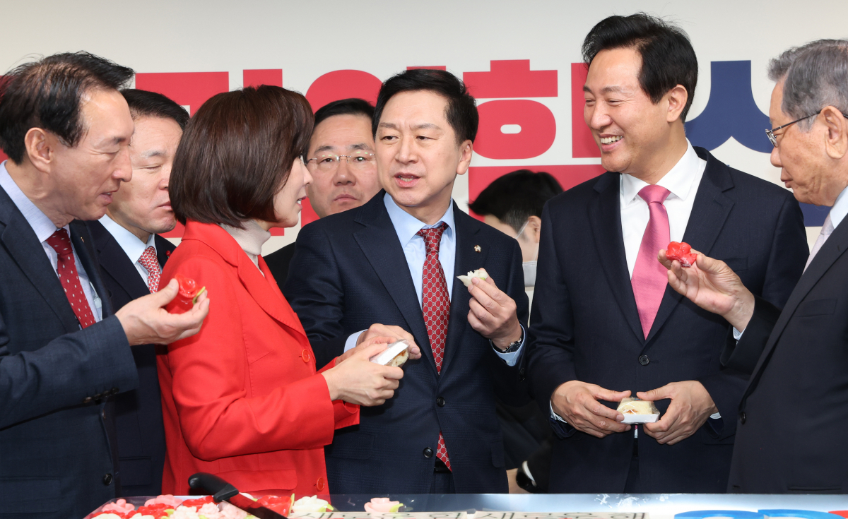 ▲[서울=뉴시스] 고범준 기자 = 김기현 국민의힘 의원과 나경원 저출산고령사회위원회 부위원장, 오세훈 서울시장 등이 1일 서울 여의도 국민의힘 중앙당사에서 열린 2023 신년인사회에서 대화를 하고 있다. (공동취재사진) 2023.01.01. photo@newsis.com