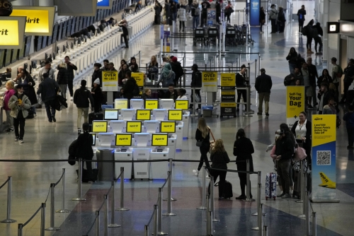 ▲미국 해리 리드 국제공항에서 사람들이 체크인을 하고 있다. 라스베이거스(미국)/AP연합뉴스
