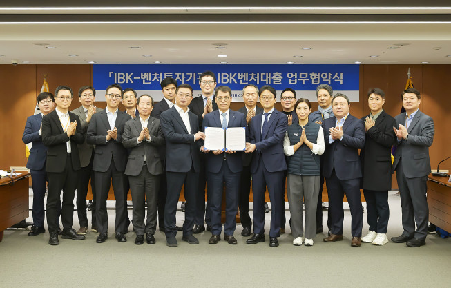 ▲12일 서울 을지로 IBK기업은행 본점에서 열린 ‘IBK벤처대출 지원 및 초기창업 생태계 조성을 위한 업무협약식’에서 김성태 IBK기업은행장(왼쪽에서 5번째)과 벤처투자기관 대표들이 협약식을 마치고 기념촬영을 하고 있다.