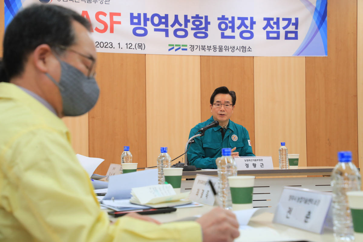 ▲정황근 농림축산식품부장관이 12일 경기북부동물위생시험소를 방문해 방역상황을 점검하고 있다. (사진제공=농림축산식품부)