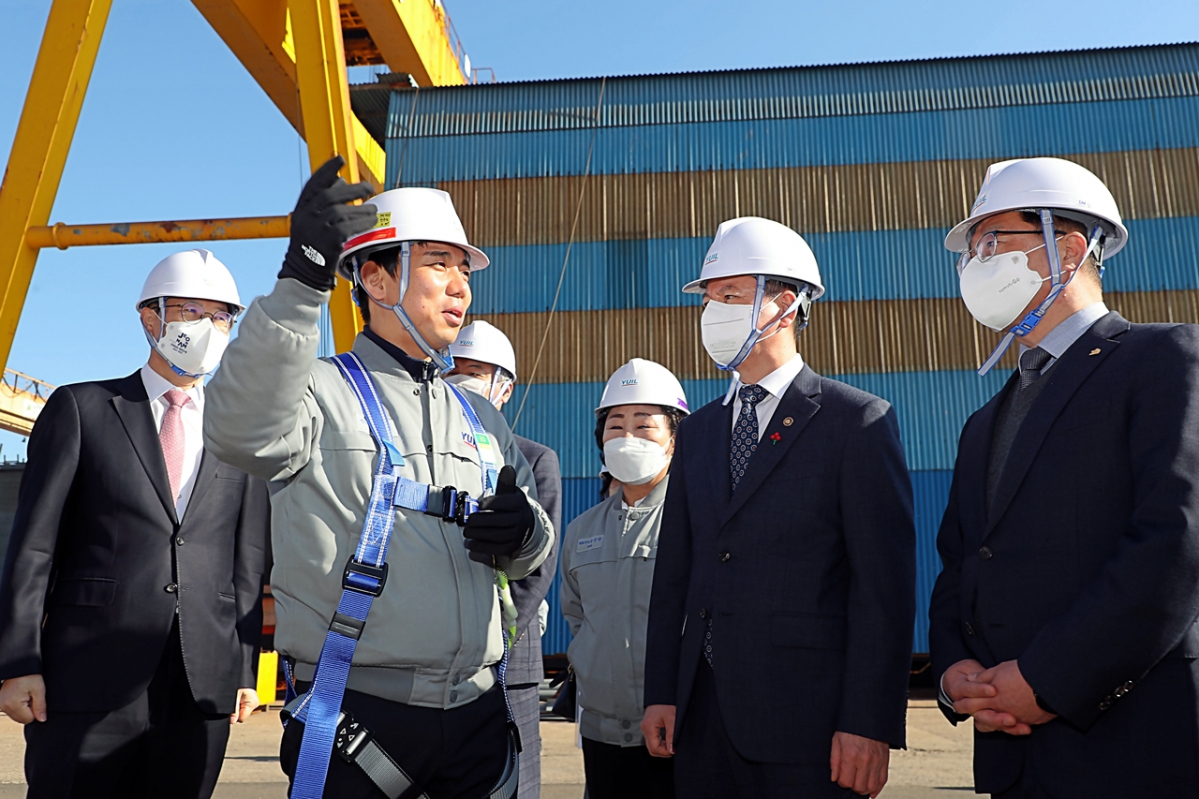 ▲한창섭 행정안전부 차관(오른쪽에서 두번째)이 12일 전라남도 영암군 대불산업단지를 찾아 운영 현황을 청취하고 현장을 둘러보고 있다. (연합뉴스)
