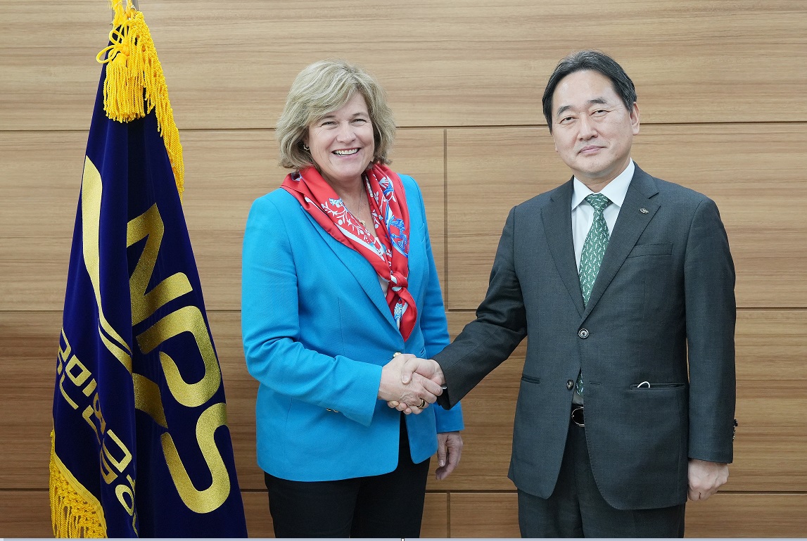 ▲김태현(오른쪽) 국민연금공단 이사장은 12일 오전 제니 존슨 프랭클린템플턴 회장이 만나 악수하고 있는 모습. (국민연금공단)