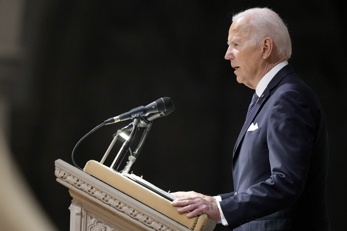 ▲조 바이든 미국 대통령이 12일(현지시간) 애쉬 카터 전 국방장관 추도식에서 연설하고 있다. 워싱턴D.C./AP뉴시스