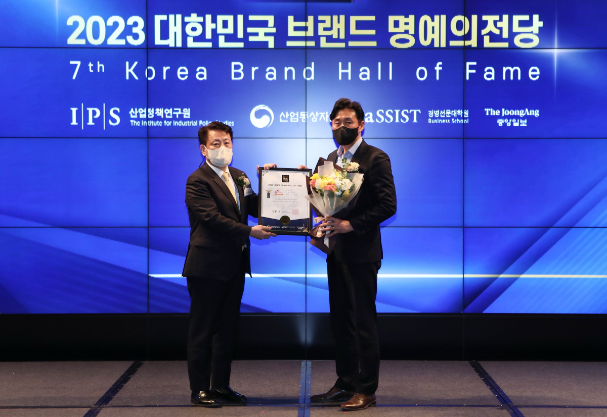 ▲SK매직은 ‘2023 대한민국 브랜드 명예의전당’ 정수기∙공기청정기 부문에서 '스스로 직수 정수기', '올클린 공기청정기'로 4년 연속 1위 브랜드에 선정됐다. (사진제공=SK매직)