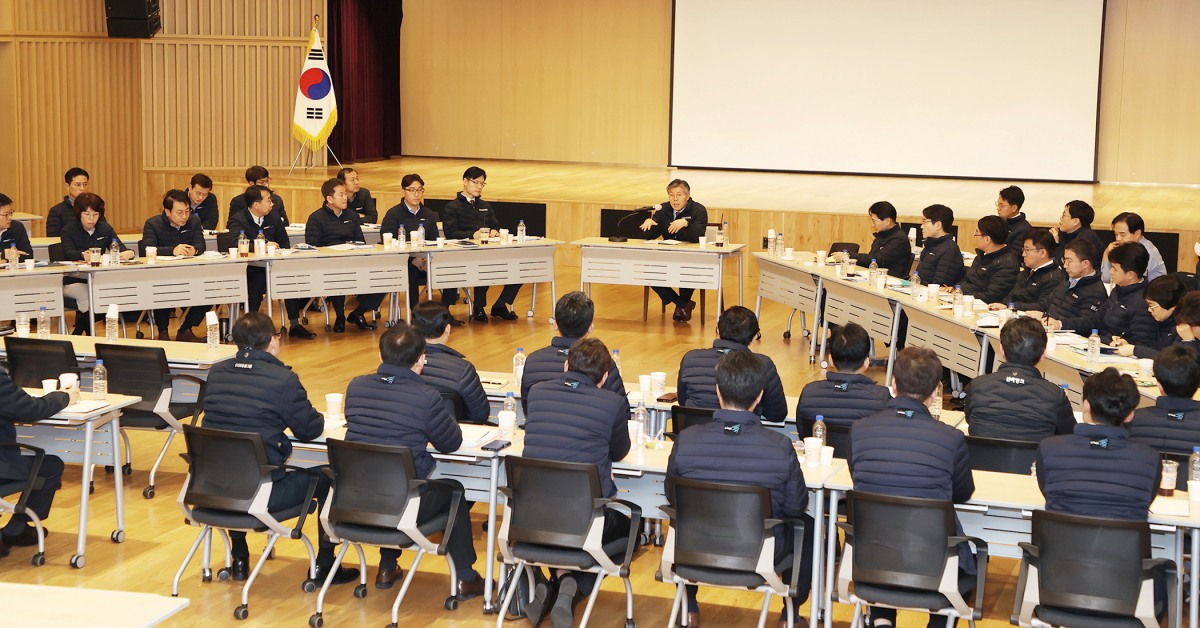 ▲ 임원 및 부서장이 참석한 DGB대구은행 2023 첫 임원회의에서는 일렬식 좌석이 아닌 함께 마주보며 의견을 나눌 수 있는 대면식 좌석 형태로 진행됐다. 
