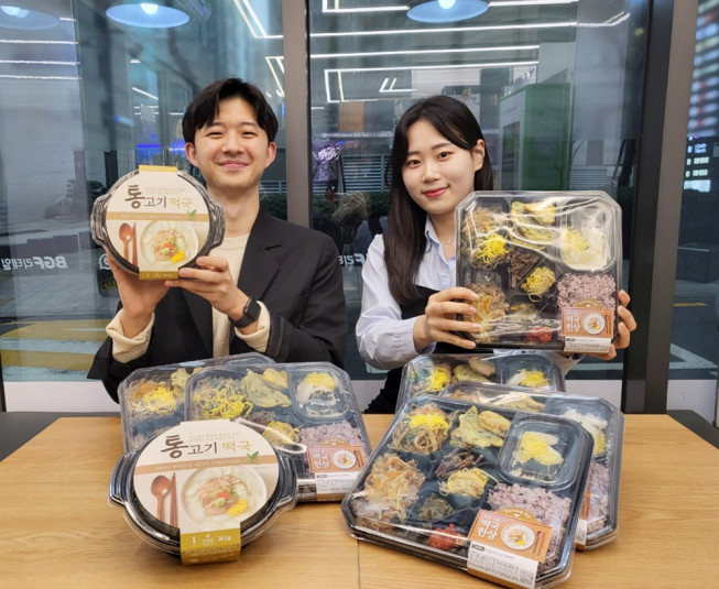 ▲모델들이 ‘소불고기 떡국 한상 도시락’, ‘리얼통고기 떡국’을 소개하고 있다. (사진제공=BGF리테일)