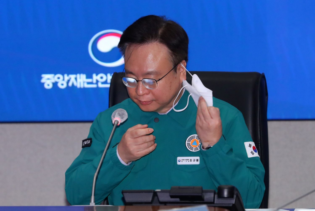 ▲ 조규홍 중앙재난안전대책본부 1차장(보건복지부 장관)이 13일 오전 서울 종로구 정부서울청사에서 열린 코로나19 중대본 회의에 참석해 마스크를 벗고 있다.  (뉴시스)