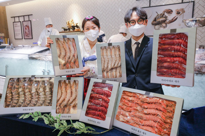 ▲서울시 강남구 현대백화점 무역센터점 지하1층 식품관에서 직원들이 ‘프리미엄 새우 선물 세트’를 소개하고 있다. (사진제공=현대백화점)