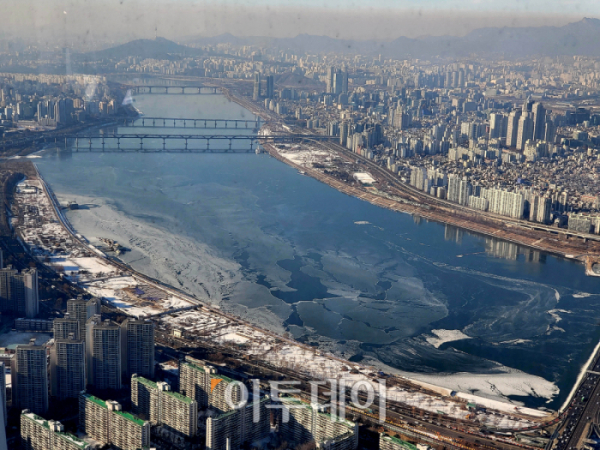 ▲지난달 25일 한파가 지속되면서 서울 잠실 인근 한강 일부가 얼어붙었다. 