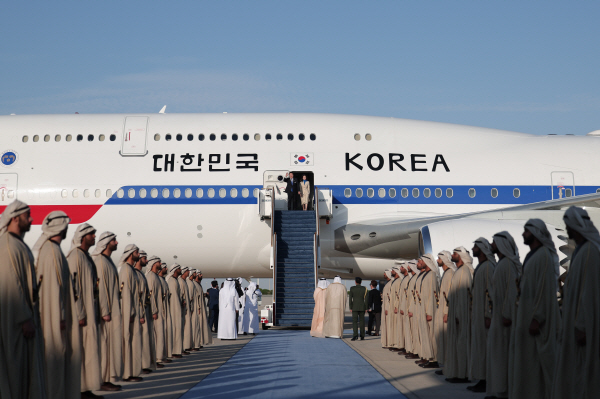 ▲ 윤석열 대통령과 김건희 여사가 14일(현지시간) 아랍에미리트(UAE) 아부다비 왕실공항에 도착, 공군 1호기에서 내리고 있다.  (연합뉴스)