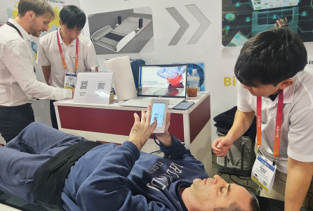 ▲휴스파인의 CES2023 부스에서 참가자가 AI 척추 감압 견인기를 체험하고 있다. (사진제공=휴스파인)