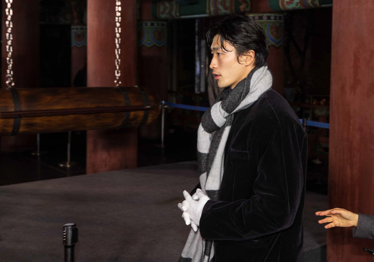 ▲2023년 계묘년을 맞은 1일 새벽 서울 종로구 보신각에서 축구선수 조규성이 제야의 종 타종행사를 위해 이동하고 있다. (공동취재사진/뉴시스)