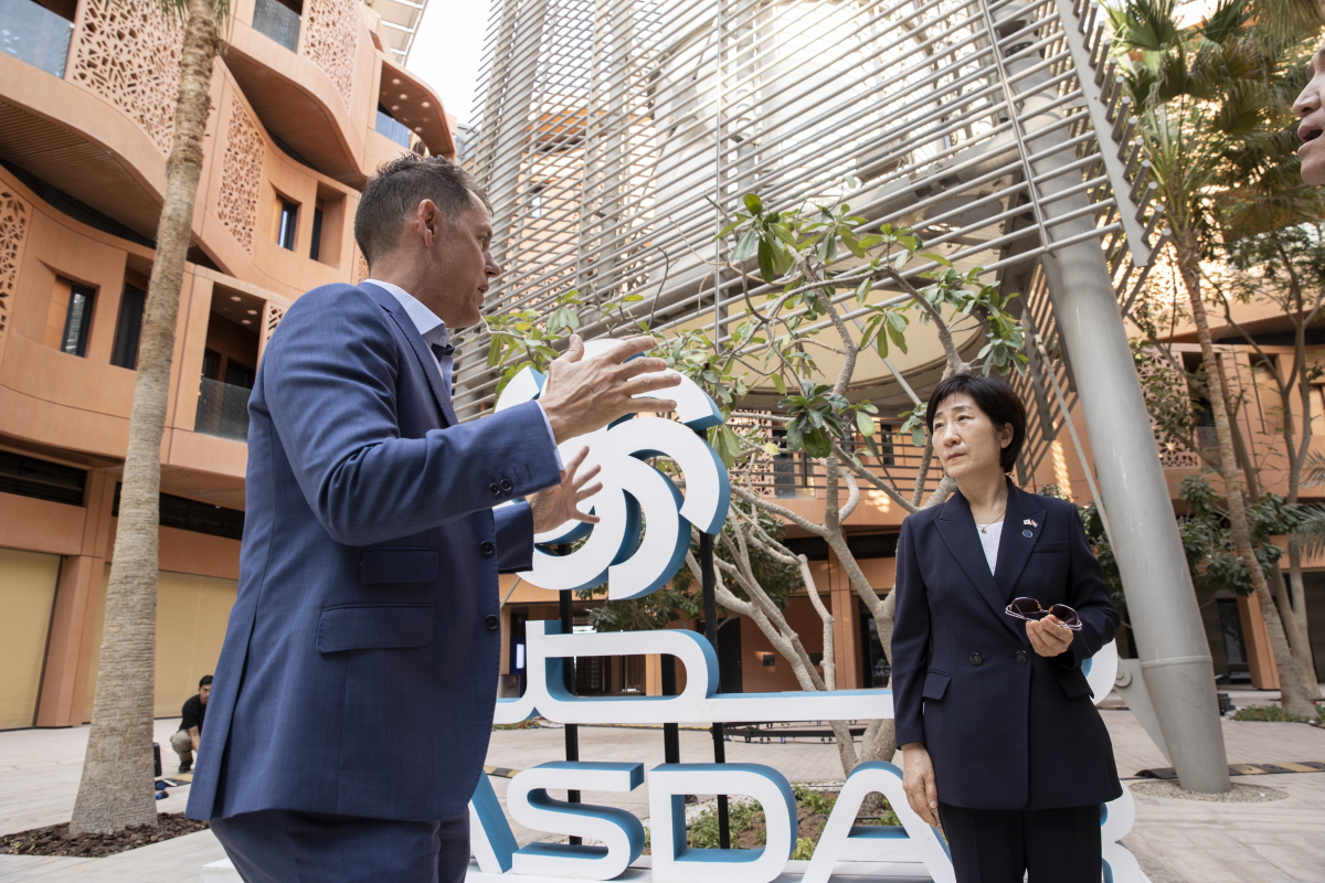 ▲한화진 환경부 장관이 15일(현지시간) 아랍에미리트(UAE) 정부가 아부다비에 친환경으로 설계해 건설 중인 '마스다르(Masdar) 시티'를 찾아 스테판 세브란스(Stephen Severance) 마스다르 건설단장으로부터 마스타르 시티에 관해 설명을 듣고 있다. (사진제공=환경부)