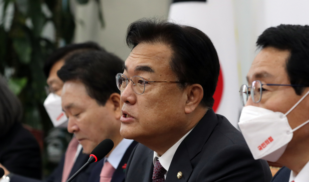 ▲[서울=뉴시스] 전진환 기자 = 정진석 국민의힘 비상대책위원장이 16일 오전 서울 여의도 국회에서 열린 비상대책위원회의에서 발언하고 있다 . 2023.01.16. amin2@newsis.com