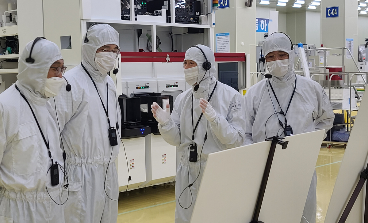 ▲ 이재용(왼쪽 두번째) 삼성전자 회장이 2020년 6월 30일 세메스 천안 사업장을 직접 찾아 반도체 및 디스플레이 제조장비 생산 공정에 대해 세메스 관계자들로부터 설명을 듣고 있다. (삼성전자)